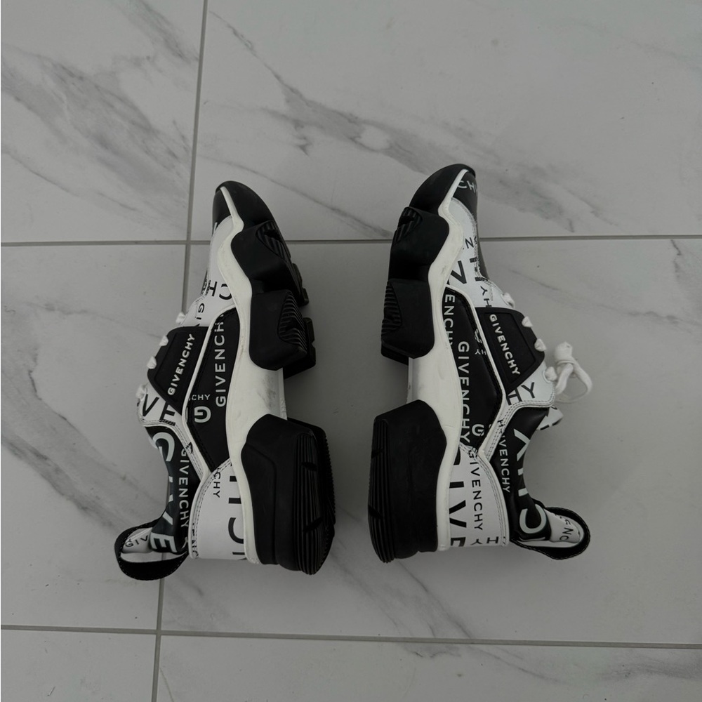Givenchy Monochrome Logo Sneakers - Picture 4 of 5